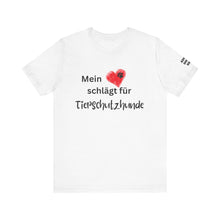Lade das Bild in den Galerie-Viewer, T-Shirt mit dem Spruch "Mein Herz schlägt für Tierschutzhunde". Geschenk für Tierschützer