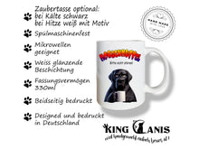 Lade das Bild in den Galerie-Viewer, Tasse mit schwarzer Labrador für wahre Morgenmuffel mit dem Spruch "MORGENMUFFEL, bitte nicht stören!"