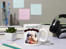 Lade das Bild in den Galerie-Viewer, Tasse Bobtail Hundemotiv und einem augenzwinkernden Spruch: ich bin nicht fett ich bin plüschig