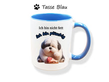 Lade das Bild in den Galerie-Viewer, Tasse Bobtail Hundemotiv und einem augenzwinkernden Spruch: ich bin nicht fett ich bin plüschig