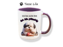 Lade das Bild in den Galerie-Viewer, Tasse Bobtail Hundemotiv und einem augenzwinkernden Spruch: ich bin nicht fett ich bin plüschig