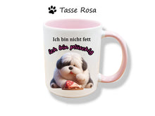 Lade das Bild in den Galerie-Viewer, Tasse Bobtail Hundemotiv und einem augenzwinkernden Spruch: ich bin nicht fett ich bin plüschig