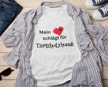 Lade das Bild in den Galerie-Viewer, T-Shirt mit dem Spruch "Mein Herz schlägt für Tierschutzhunde". Geschenk für Tierschützer