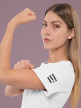 Lade das Bild in den Galerie-Viewer, T-Shirt mit dem Spruch "Mein Herz schlägt für Tierschutzhunde". Geschenk für Tierschützer