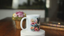 Laden und Abspielen von Videos im Galerie-Viewer, Tasse mit Mops in beige sitzend in einem Blumenmeer
